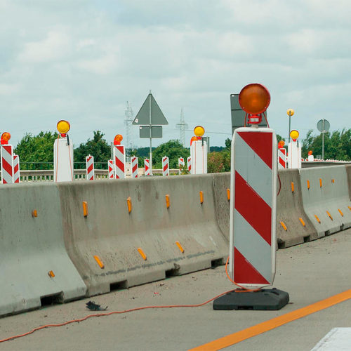 Autocolantes para sinalização rodoviária em estaleiros de construção