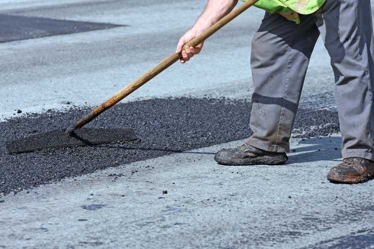 como-reparar-agujero-asfalto-carretera ropa laboral alta visibilidad