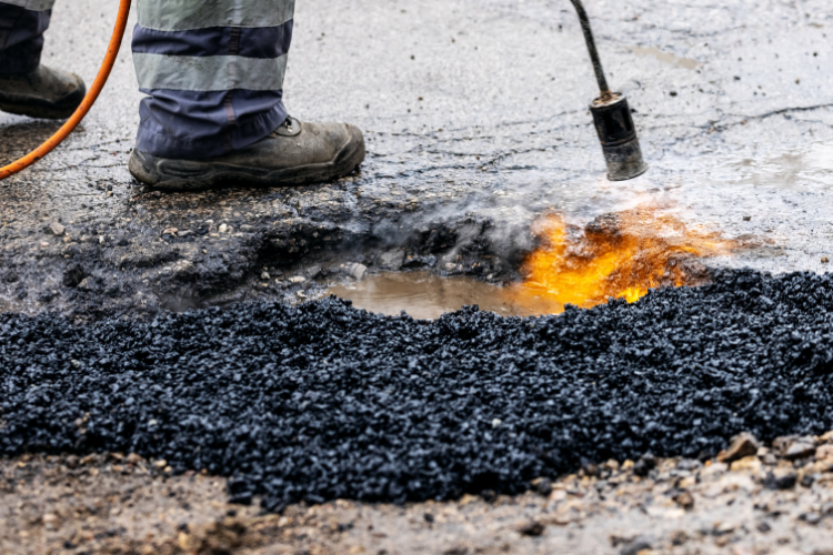 como-reparar-agujero-carretera ropa laboral alta visibilidad