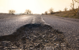 Cómo reparar un bache de asfalto