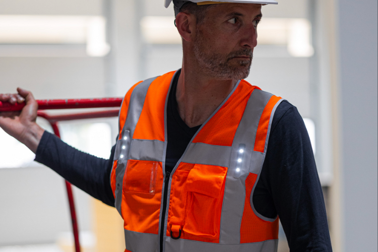 ropa-con-lueces-led ropa laboral alta visibilidad